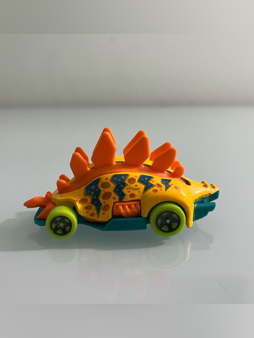 2019 HOT WHEELS MOTOSAURUS YELLOW 1:64 DIECAST 3" DINOSAUR CAR W/ ORANGE & GREEN